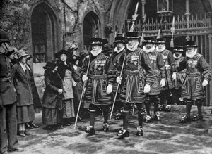 Verdeling van het Maundy-geld door Yeomen Warders, Tower of London, 1926-1927 door Unbekannt