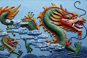 Drakensculptuur in een Chinese tempel, Phnom Penh, Cambodja door Unbekannt