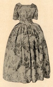 Jurk van buff chinees zijde, gedragen door Lady Stuart in de Barbados Kolonie, ca. 1700, 1937