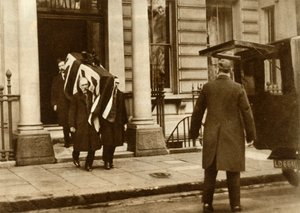 De kist van Earl Haig wordt uit het huis gedragen waar hij stierf, Londen, 29 januari 1928, 1935 door Unbekannt