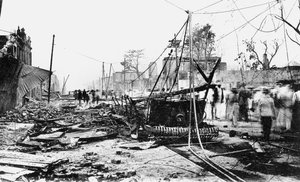 Aardbevingsschade en een uitgebrande auto, King Street, Kingston, Jamaica, 1907 door Unbekannt