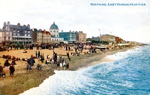 East Parade vanaf de pier, Worthing, Sussex door Unbekannt