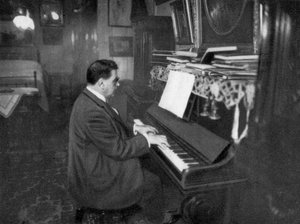 Edouard Herriot, Franse radicale politicus, speelt piano, 1925