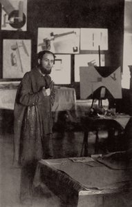 El Lissitzky in zijn studio in Vitebsk, 1919