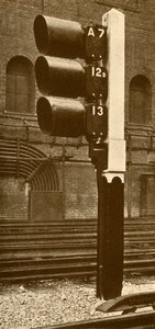 Elektrische Lamp Signalen, met Schermen voor Daggebruik, op Baker Street Station, Metropolitan Railway, 193 door Unbekannt