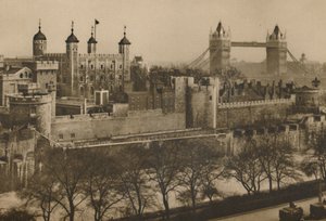Versterkte Wallen van de Tower of London Gezien Laag op Laag vanaf de Hoge Pakhuizen van Tower Hill door Unbekannt