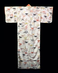 Geborduurde witte satijnen dameskimono, Japans, Edo-periode, 1600-1867