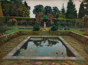 Omsloten tuin en lelievijver in Gatton Park, Surrey, 1914 door Unbekannt