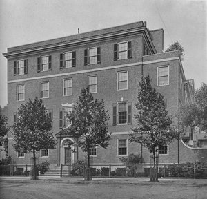 Ingangsfront aan East 57th Street, huis van mevrouw WK Vanderbilt, New York City, 1924 door Unbekannt