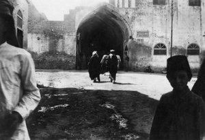 Ingang van de bazaar van Bagdad, Mesopotamië, WOI, 1918 door Unbekannt