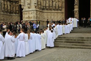 Ingangsprocessie. Bisschopswijding. Kathedraal van Amiens, Amiens, Frankrijk door Unbekannt