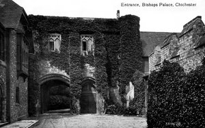 Ingang van het bisschoppelijk paleis, Chichester, Sussex, begin 20e eeuw door Unbekannt
