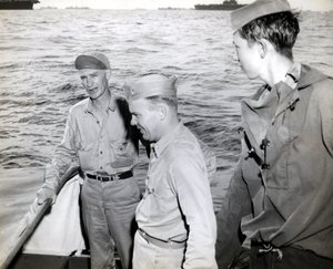 Ernie Pyle bezoekt de USS Hornet door Unbekannt