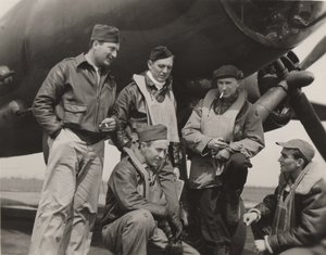 Ernie Pyle met een bommenwerperbemanning
