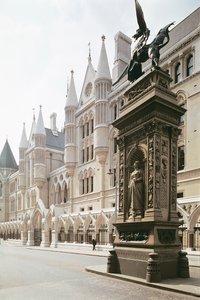 Buitenzicht van de ingang van de Royal Courts of Justice, Londen door Unbekannt