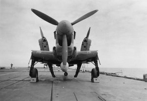 Fairey Firefly-vliegtuig klaar om naar de hangarlift te worden vervoerd, HMS Venerable, 1945 door Unbekannt
