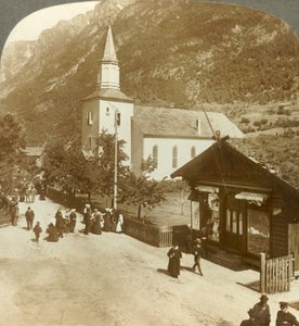 Families en buren op een zomerse zondagochtend bij de dorpskerk, Odde, Noorwegen, ca. 1905