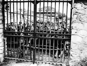 Families wachten op nieuws van hun geliefden, Luchtvaartministerie, Parijs 1944 door Unbekannt