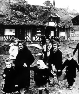 Families verlaten hun dorp gebombardeerd tijdens de Normandische landingen, Frankrijk, 1944 door Unbekannt