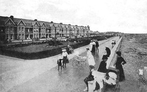 Families wandelen op New Parade, East Worthing, West Sussex, c1900s-c1920s door Unbekannt