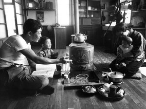 Gezin ontspant zich in hun woonkamer, Hokkaido regio, Japan, 1963 door Unbekannt