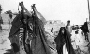 Vrouwelijke waterdragers, Amarah, Irak, 1917-1919