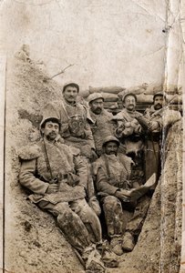 Eerste Wereldoorlog (1914-1918): Harige soldaten in winterkleding in een loopgraaf in 1916-1917. Ze dragen schapenvachten en een gasmasker.