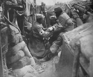 Eerste hulp aan een gewonde man in een van de Franse loopgraven, 1915