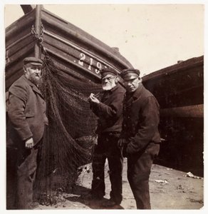 Vissers die bij een net staan, ca. 1905 door Unbekannt