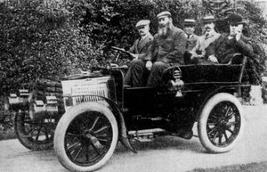 Vijf mannen zittend in een motorwagen, 1902-1935