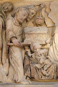 Fleury abdij basiliek noordpoort sculptuur: relikwie van Sint Benedictus, Saint Benoit sur Loire, Frankrijk