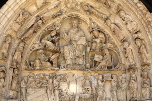 Abdijbasiliek van Fleury noordpoort timpaan: Christus in glorie omringd door evangelisten, Saint Benoit sur Loire, Frankrijk door Unbekannt