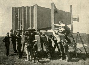 Focussen van de Gigantische Camera voor Werk, 1901 door Unbekannt