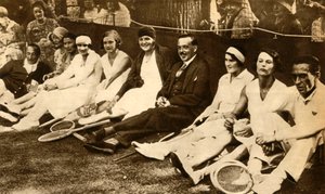 Voormalige koning Manuel II van Portugal met tennisspelers, Groot-Brittannië, 1930, 1933 door Unbekannt