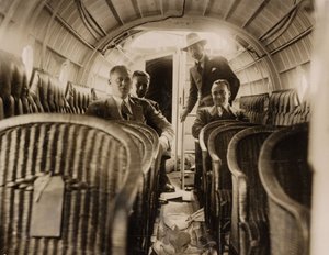 Vier mannen in de passagierscabine van een Supermarine 