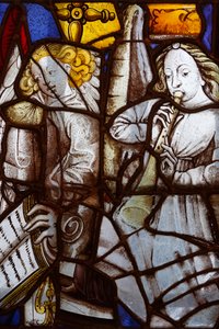 Frankrijk, Ile-de-France, Parijs: Fragmenten van glas-in-loodraam van de Saint-Séverin kerk uit de 15e en 16e eeuw, Muzikale engelen, Carnavalet Museum in Parijs door Unbekannt