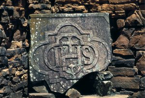 Franco-maçoniek symbool en initialen van Christus gegraveerd op een steen, site van de Jezuïetenmissies van San Ignacio Mini in Argentinië, opgericht in 1611 (steen) door Unbekannt