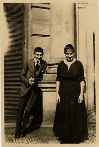 Franz Kafka met zijn zus Ottla voor Oppelt House in Praag door Unbekannt