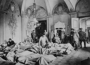 Franse en Duitse gewonden in een kasteel in Frankrijk, Eerste Wereldoorlog, 1915 door Unbekannt