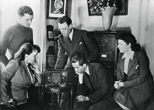 Franse burgers luisteren naar een uitzending van Vichy vicepremier admiraal Darlan, 23 mei 1941 door Unbekannt