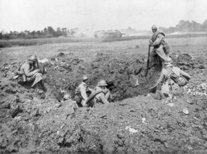 Franse infanterie rustend in een granaattrechter, Chemin des Dames, Frankrijk, 11 juni 1918 door Unbekannt
