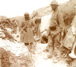 Franse soldaten bij een veroverde Duitse loopgraaf, c1914-c1918 door Unbekannt
