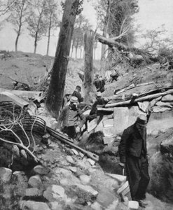Franse soldaten door een loopgraaf na een zware Duitse bombardement, Eerste Wereldoorlog, 1915 door Unbekannt