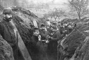 Franse soldaten in de loopgraven die hun rantsoenen eten, Frankrijk, 1915 door Unbekannt