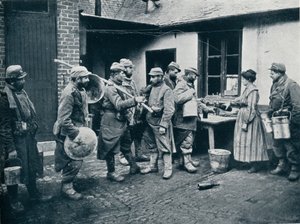 Franse soldaten die terugkeren uit de loopgraven maken een pauze voor verfrissing, ca. 1914