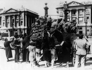 Franse straatverkopers die souvenirs aanbieden aan een vrachtwagen vol Duitse soldaten, Parijs, 27 juli 1940 door Unbekannt