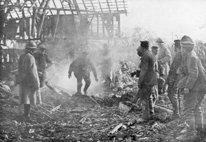 Franse troepen gebruiken vlammenwerpers om Duitsers uit hun schuilplaatsen te verdrijven, Cantigny, Frankrijk, 1918