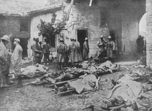 Franse gewonden worden verwijderd tijdens een aanval op een boerderij achter de linies, 1915 door Unbekannt