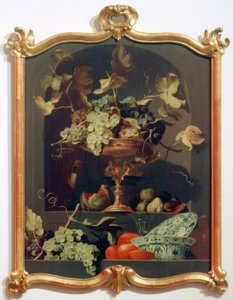 Stilleven met fruit en een schaal druiven in een wandnis door Unbekannt