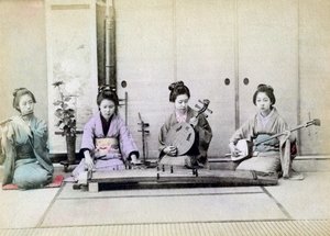 Geisha speelt traditionele muziekinstrumenten, Japan, 1880 door Unbekannt